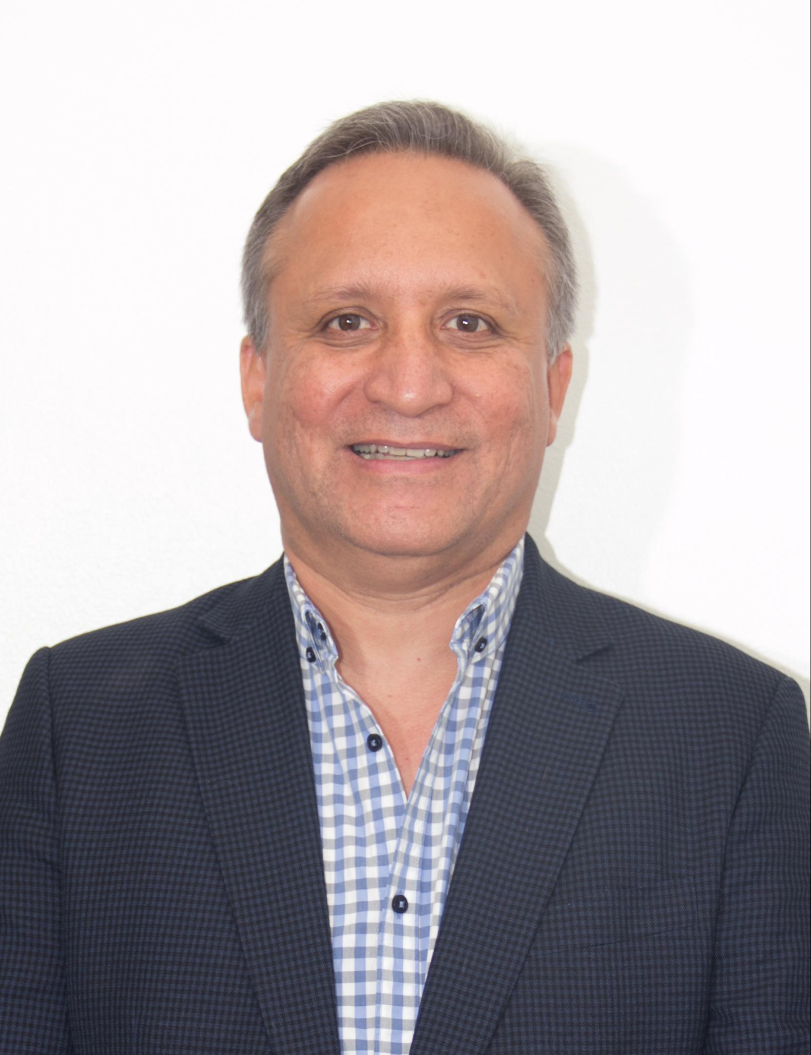 Dr. Ricardo Alberto Leal Vásquez