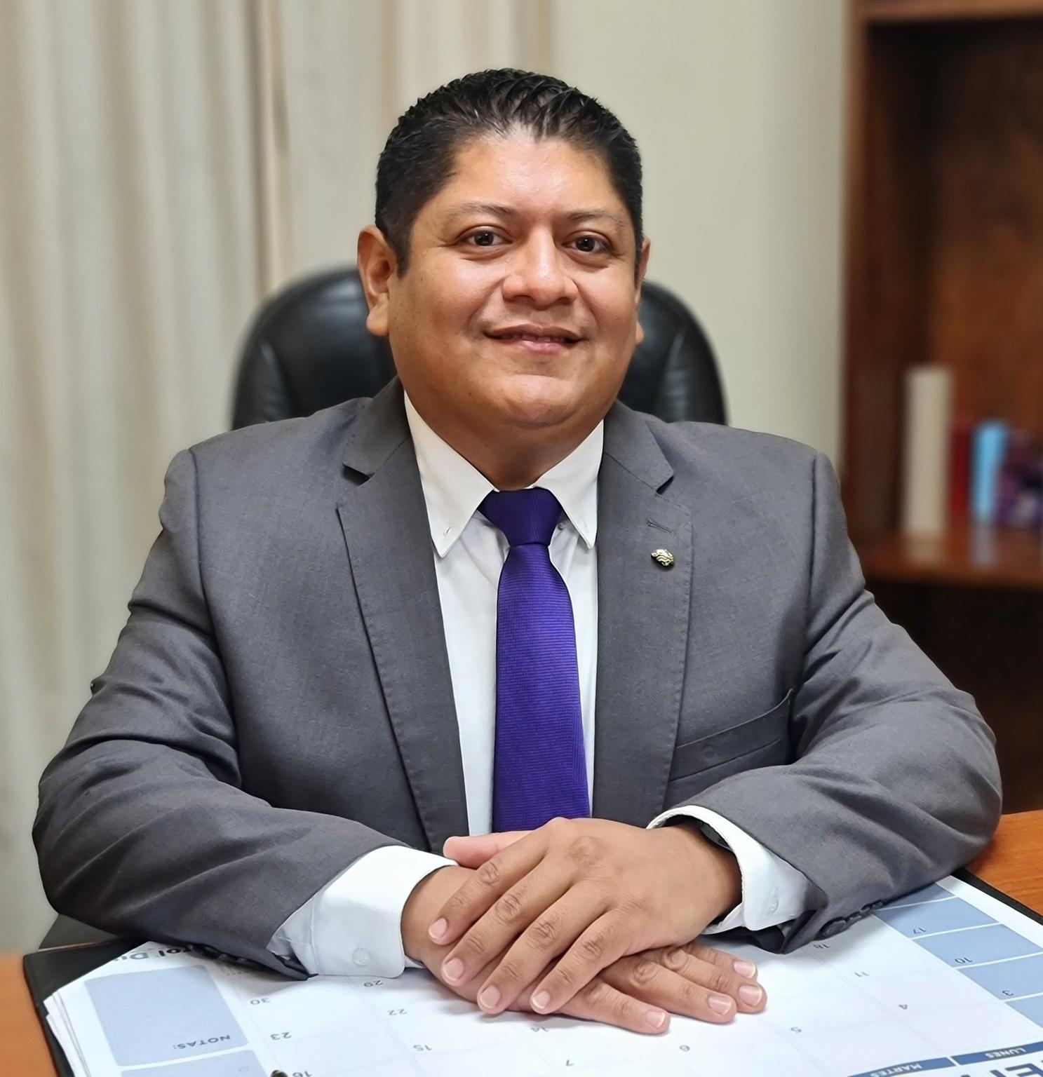 Dr. César Deras Barrientos